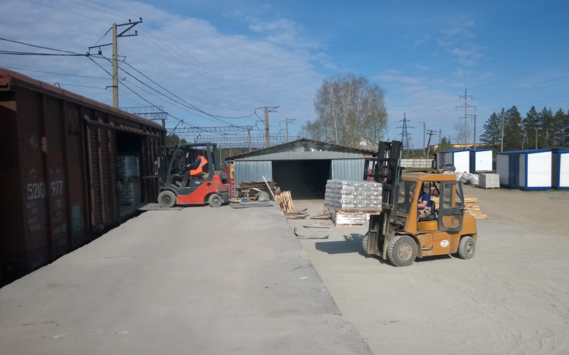 Прием и отправка грузов в крытых вагонах